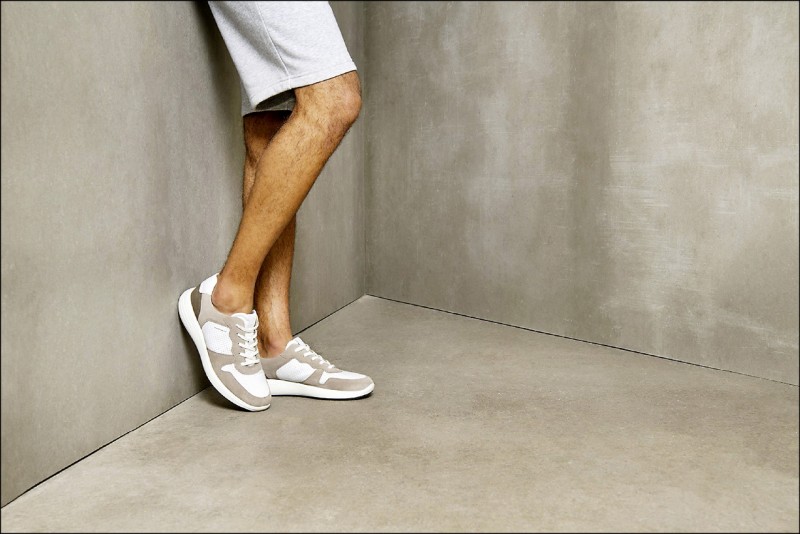 Ecco Soft 7 Runner柔酷7號路跑系列奶茶棕色男鞋，6,980元。