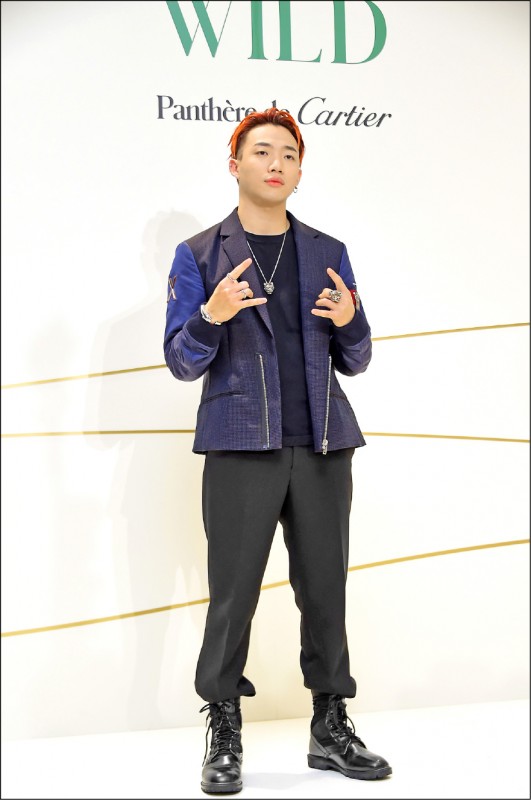 ØZI最愛嘻哈風，認為閃亮、大器的美洲豹非常適合他的穿搭。