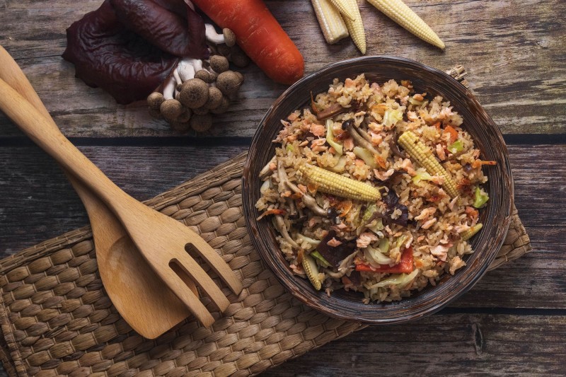美威鮭魚紅藜麥油飯，售價339元。（美威鮭魚提供）