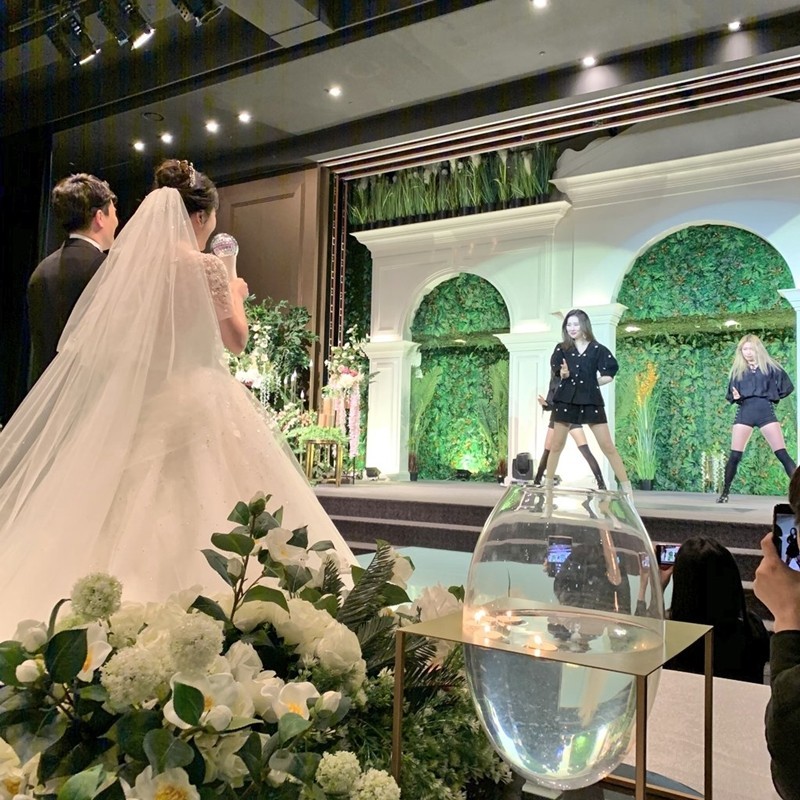 宣美出席鐵粉婚禮唱祝歌。（翻攝自推特）