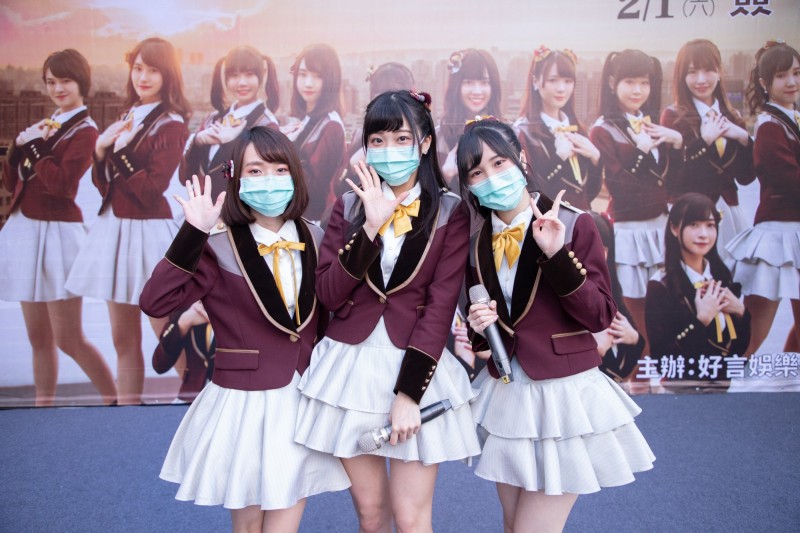 AKB48 Team TP來自港澳的團員潘姿怡（左起）、冼迪琦、劉曉晴配合防疫，簽唱會上全程戴口罩表演。（好言娛樂提供）