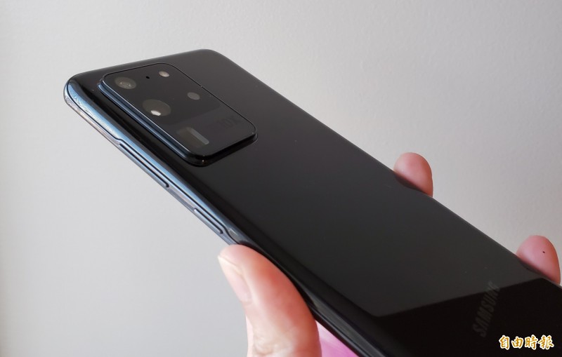 S20 Ultra具備後４鏡頭，最高1億800萬畫素，缺點是鏡頭模組厚度有點厚。（記者吳佩樺攝）