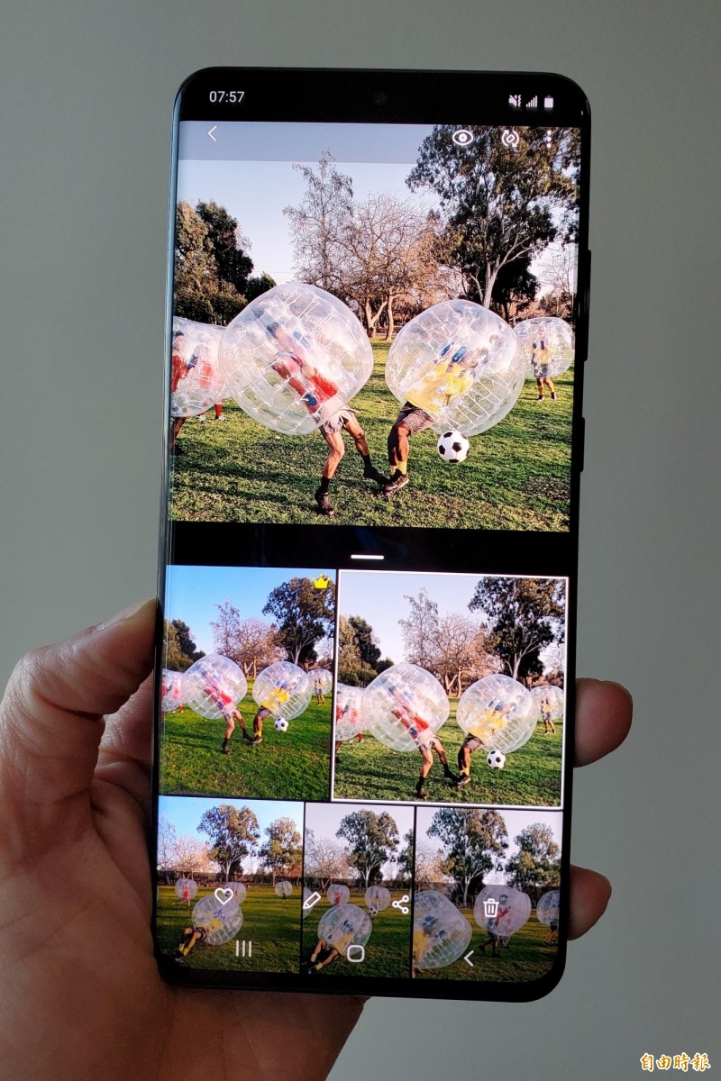 S20系列加入一鍵拍錄模式，相機會最多自動拍攝不同類型的10張照片和4個影片，例如超廣角照片、AI濾鏡照片、快轉影片等。（記者吳佩樺攝）