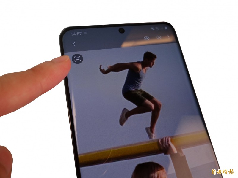 S20系列不用進入編輯模式，只要直接用手放大想裁切的畫面，點一下左上方的小方框圖形，就能快速完成裁切，仍維持高畫質。（記者吳佩樺攝）