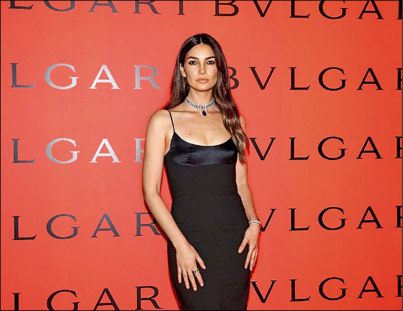 寶格麗品牌大使Lily Aldridge以簡單又性感的裝扮，凸顯寶格麗珠寶特色。