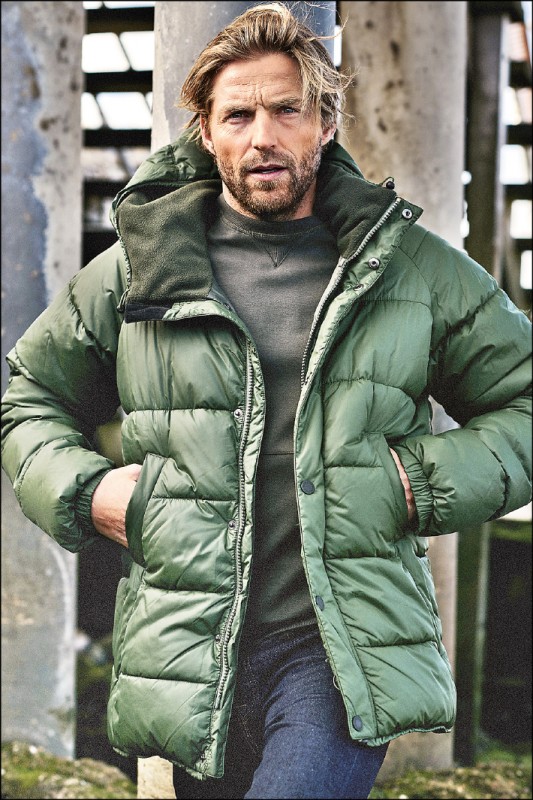 Barbour最新STORMFORCE系列帶來嚴寒氣候中的高度防禦力。圖中展示Switun Quilt絎縫外套，15,000元。