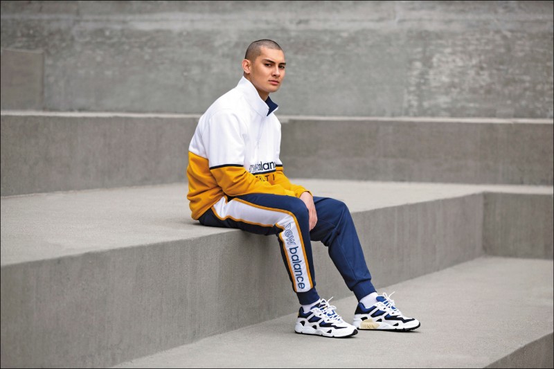 New Balance配合全新850鞋款上市，同步推出Future Icon風潮指標系列服飾，以連帽外套和開襟外套打造美式復古休閒感。