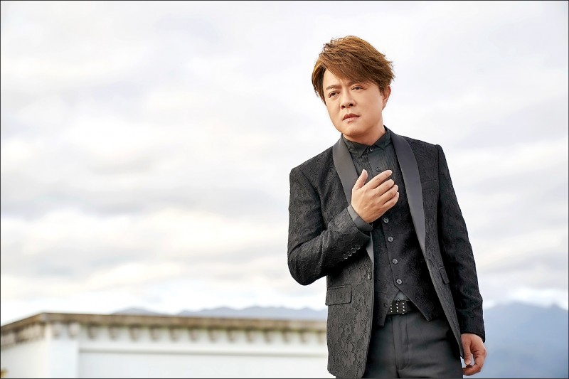 翁立友長年戴口罩，形容自己惜「罩」如金。（豪記唱片提供）