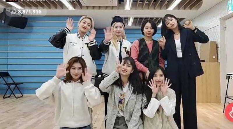 周子瑜今與隊友連線，報平安。（翻攝自VLIVE）