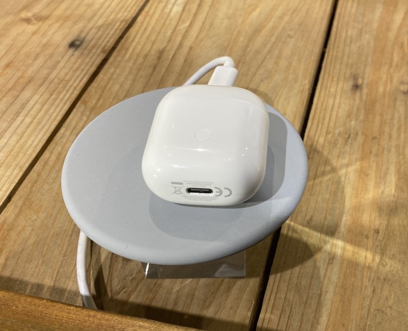realme Buds Air支援Qi無線充電功能。（記者吳佩樺攝）