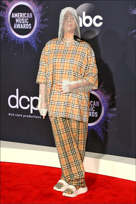 怪奇比莉反骨吸人氣 大尺碼麗珠正能量爆發