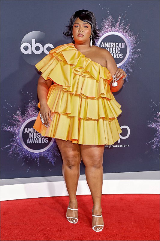 麗珠自信展現豐腴體態，紅毯上還故意拿著迷你包包形成反差趣味。（達志影像）