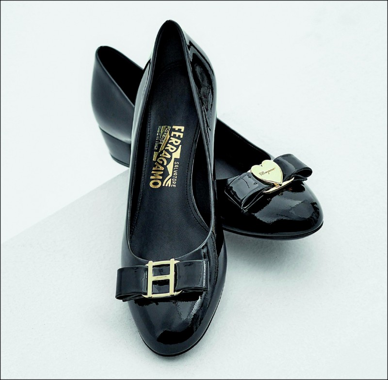 Salvatore Ferragamo My Vara訂製也可以選左右不同飾釦，黑色漆皮訂製鞋，28,500元。