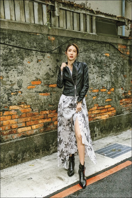 宋米秦詮釋優雅與帥氣的完美混搭：AllSaints Tate Evolution印花長洋裝搭配Jae黑色修身皮外套。