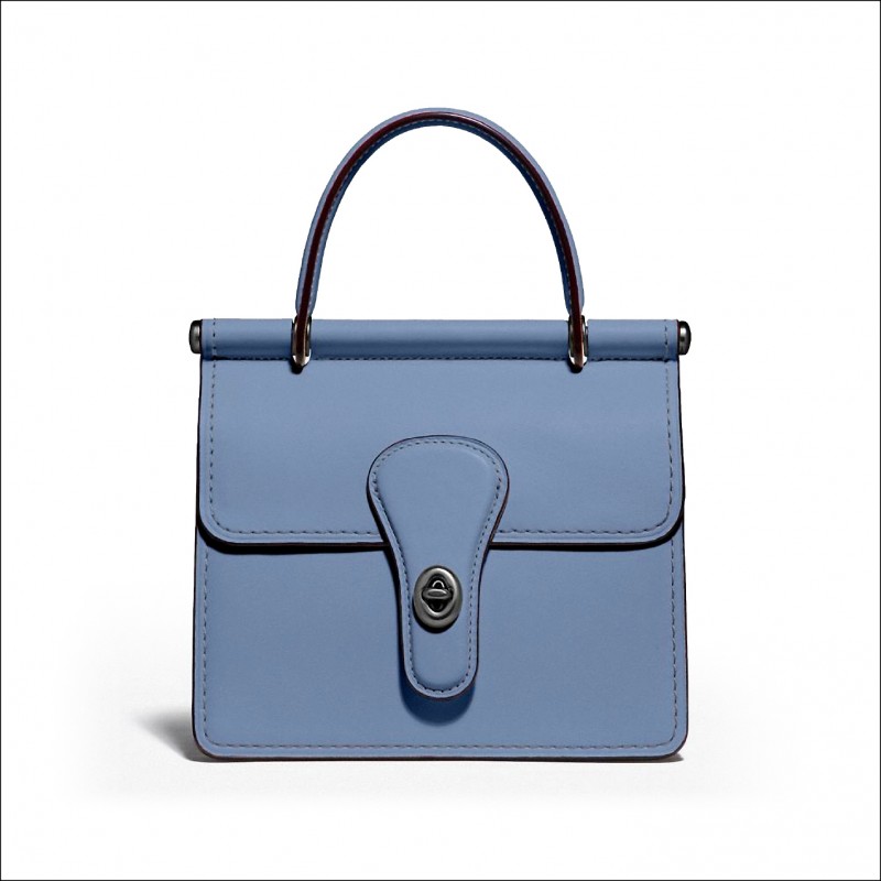 Coach Willis 18藍色款，16,800元。