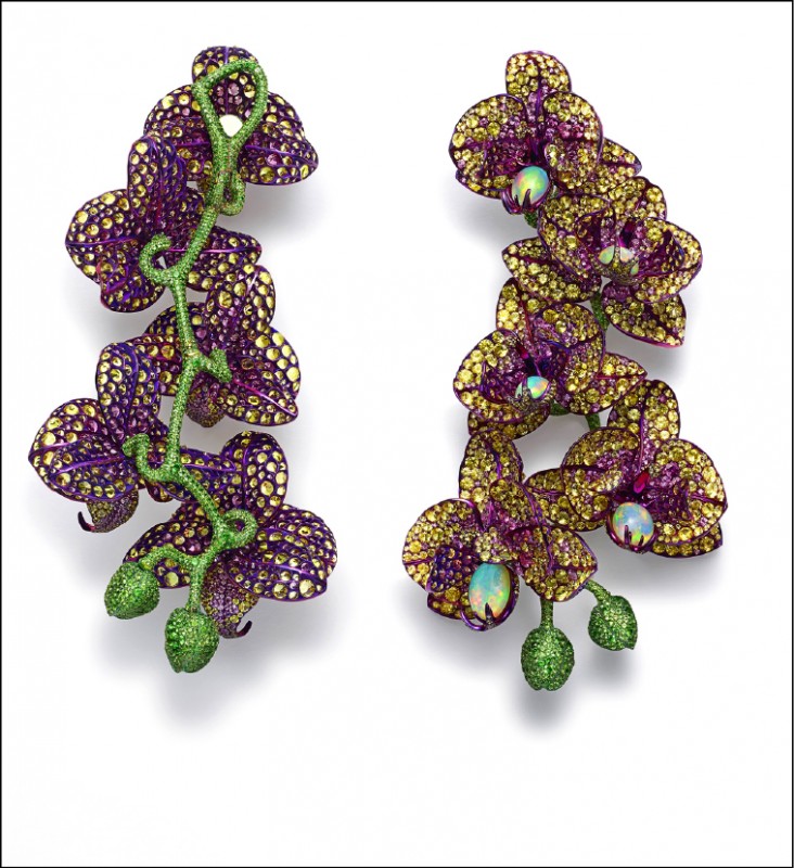 蕭邦紅地毯系列耳環，鈦金鑲嵌10顆9.9克拉蛋白石、黃色剛玉42.02克拉、石榴石24.6克拉、沙佛萊石11.26克拉，30,991,000元。