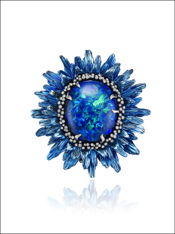 蕭邦紅地毯系列戒指， 18K白金、鈦金鑲嵌橢圓形切割19.93克拉黑色蛋白石主石，7,023,000元。