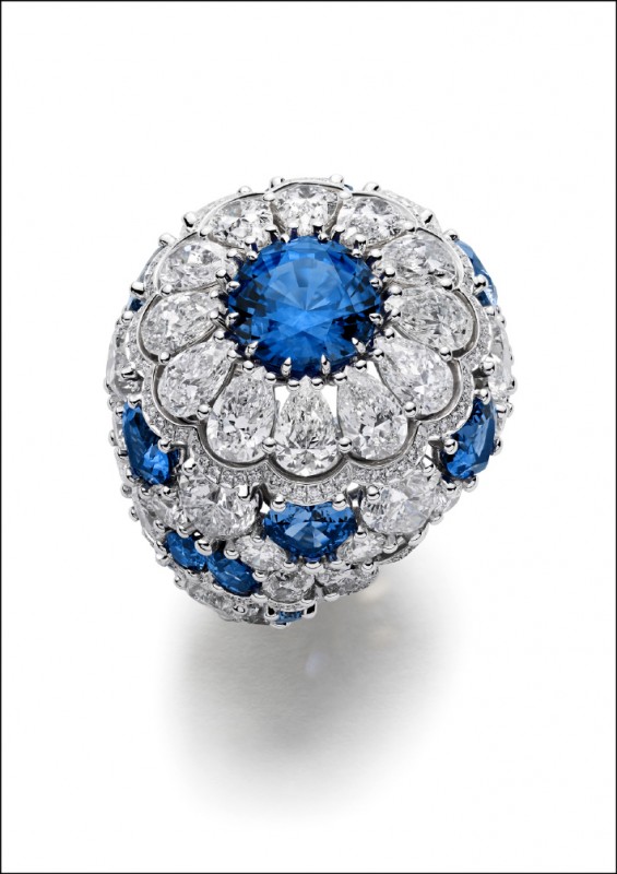 蕭邦紅地毯系列戒指， 18K白金鑲嵌3.93克拉藍寶石主石，5,840,000元。