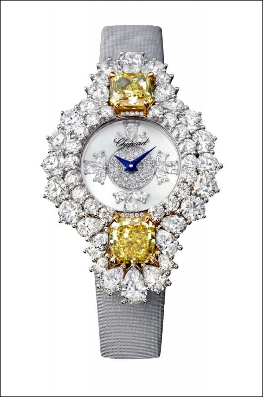 蕭邦高級珠寶系列腕錶，18K白金鑲嵌1顆4.54克拉和1顆4.05克拉黃鑽，梨形切割6.52克拉鑽石，以及總重21.97克拉鑽石，珍珠母貝面盤，36,129,000元。