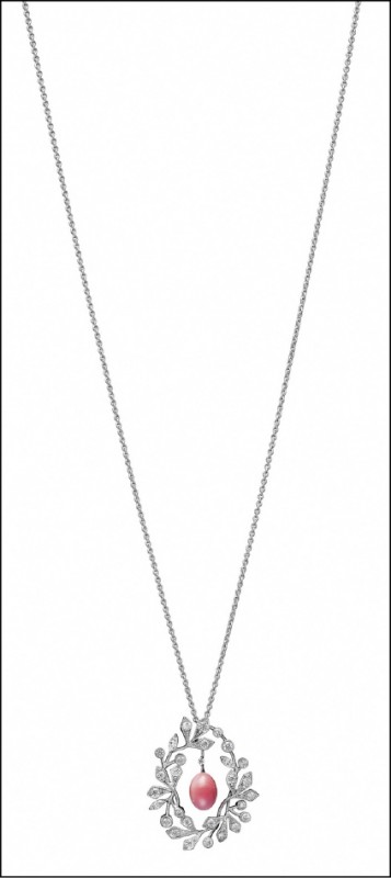 MIKIMOTO頂級珠寶系列孔克珍珠鑽石墜鍊，1,220,000元。