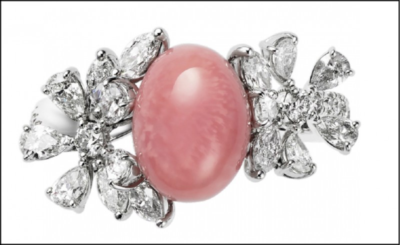 MIKIMOTO頂級珠寶系列孔克珍珠鑽戒，2,110,000元。