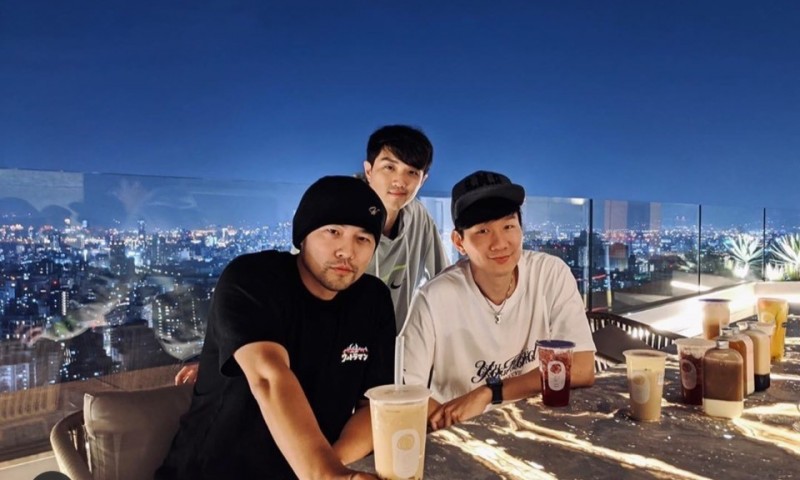 周杰倫（左）與林俊傑相約聚會，不忘準備愛喝的奶茶。（翻攝自IG）