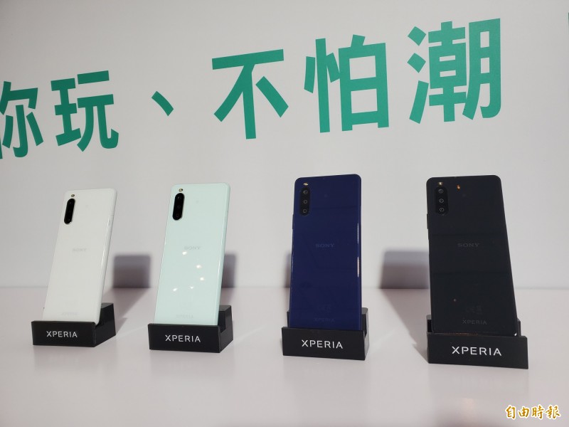Sony Xperia 10 II總共推出黑、白、綠、藍4色。（記者吳佩樺攝）