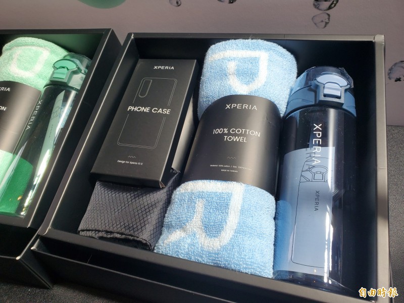 Sony Xperia 10 II的首購禮是潮流運動組合。（記者吳佩樺攝）