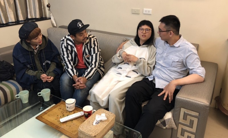 Gigi（左一）與史丹利（左二）夫妻倆在節目中體驗開放式關係。（三立提供）