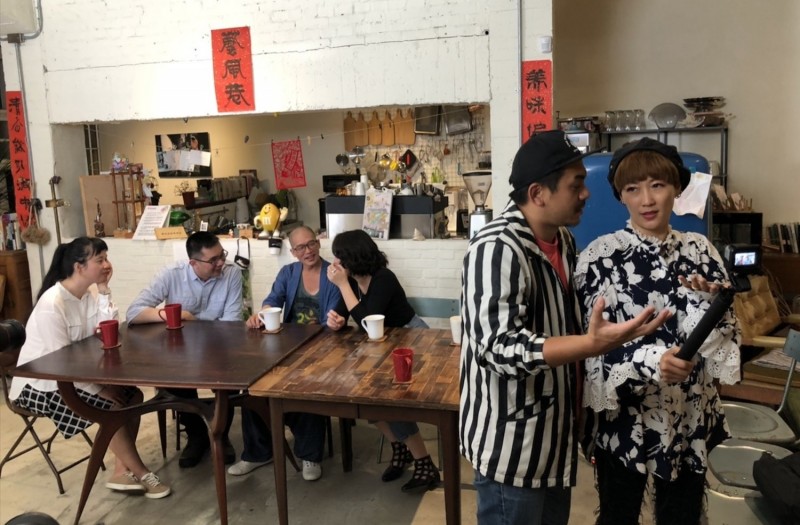 Gigi（右一）與史丹利（右二）夫妻倆在節目中體驗開放式關係。（三立提供）