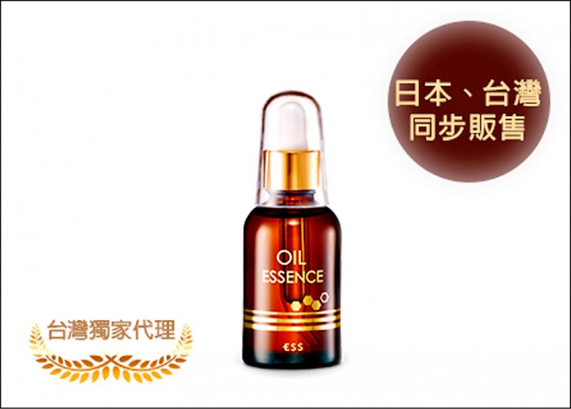 ESS前導活顏精華油，水性和油性兼具的水性保濕油，不黏膩的輕柔觸感，含膠原蛋白、玻尿酸、日本櫻花、蜂皇漿等成分，可作為加強保養前導使用，突破保養停滯期。50ml／1,890元。