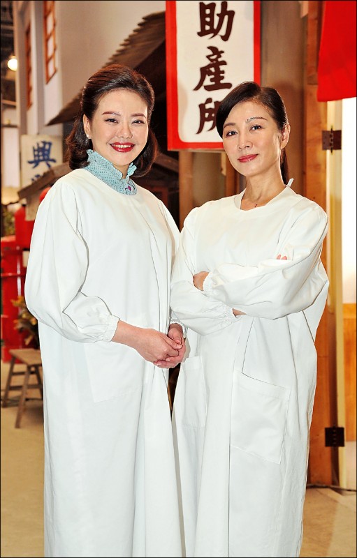 方文琳（右）在《生生世世》和林嘉俐同為助產士，兩人因誤會有嫌隙。（台視提供）