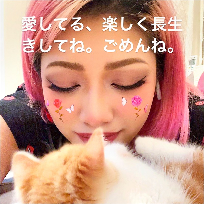 木村花在IG親吻愛貓，留下告別話語。（翻攝自IG）