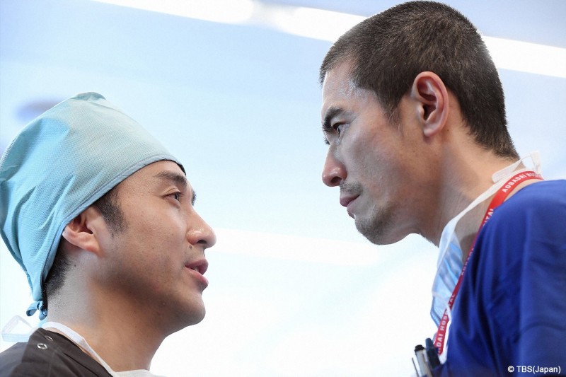 劇中室剛（左）與伊藤英明是死對頭。（緯來日本台提供）