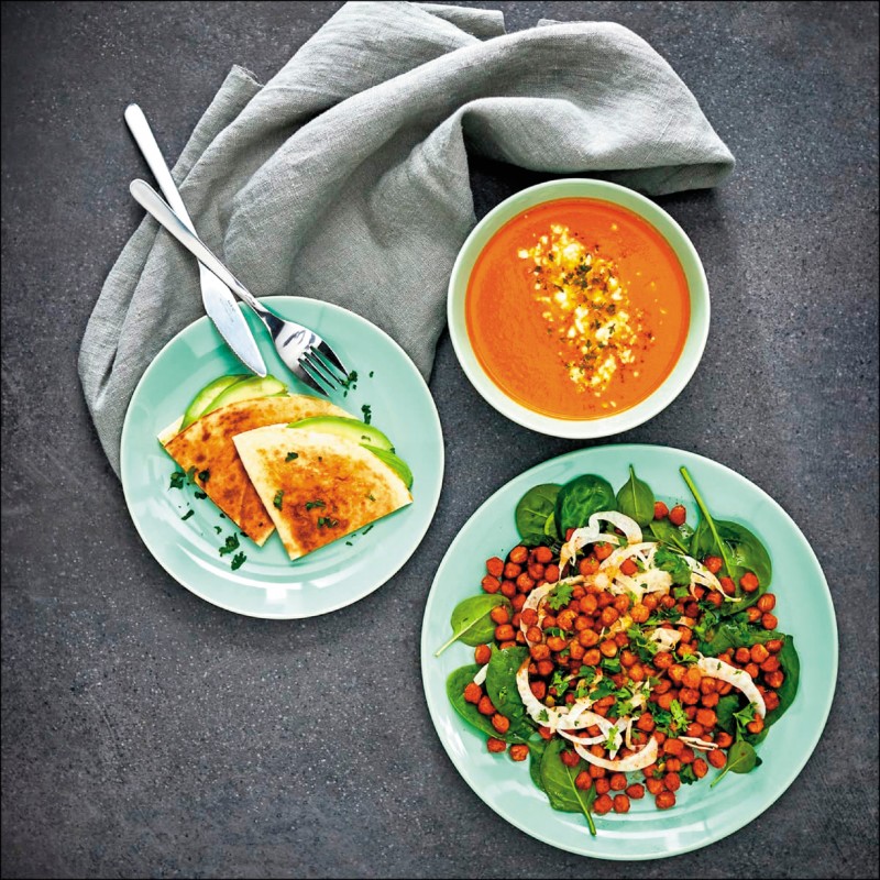 IKEA FÄRGRIK麵包碟，淺綠色、深土耳其藍，原價39元、特價9元，設計簡約，顏色耐看，是百搭不敗款。