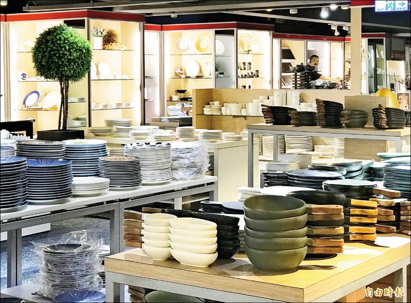 IUSE台北旗艦店2樓占地300坪空間，於即日起展開年度特賣，上萬件品項3.8折起。（記者凃盈如攝）