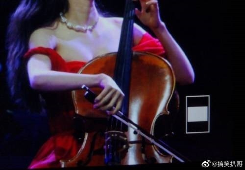 歐陽娜娜禮服當眾滑落。（翻攝自微博）