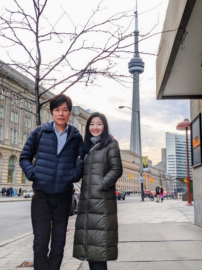 洪榮宏（左）與老婆張瀞云每年都會計劃出國旅遊，今年受到疫情影響只能喊卡。（華特提供）