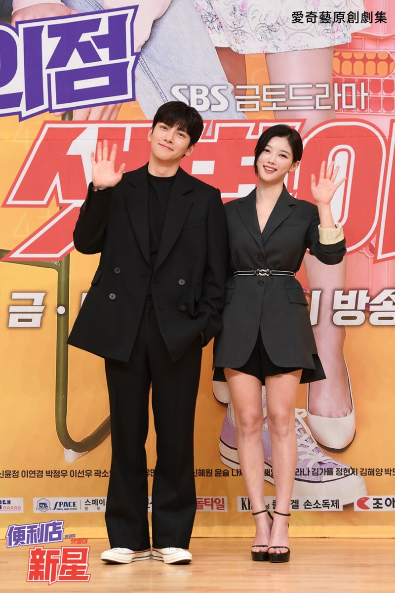 池昌旭（左）一改過去帥氣形象，和金裕貞上演爆笑又不可預期的愛情故事。（愛奇藝台灣站提供）