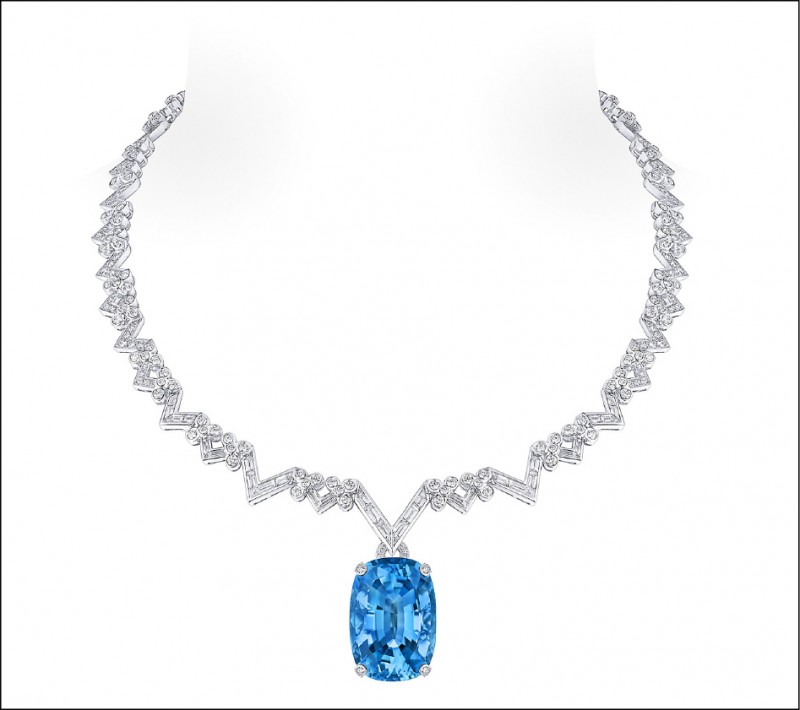 La Reine海水藍寶鑲鑽白金項鍊，1顆海水藍寶重40.22克拉，16,870,000元。