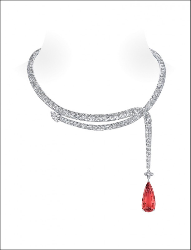 Goutte de Sang帝王拓帕石鑲鑽白金項鍊，1顆梨形切割帝王拓帕石重21.03克拉，40,820,000元。