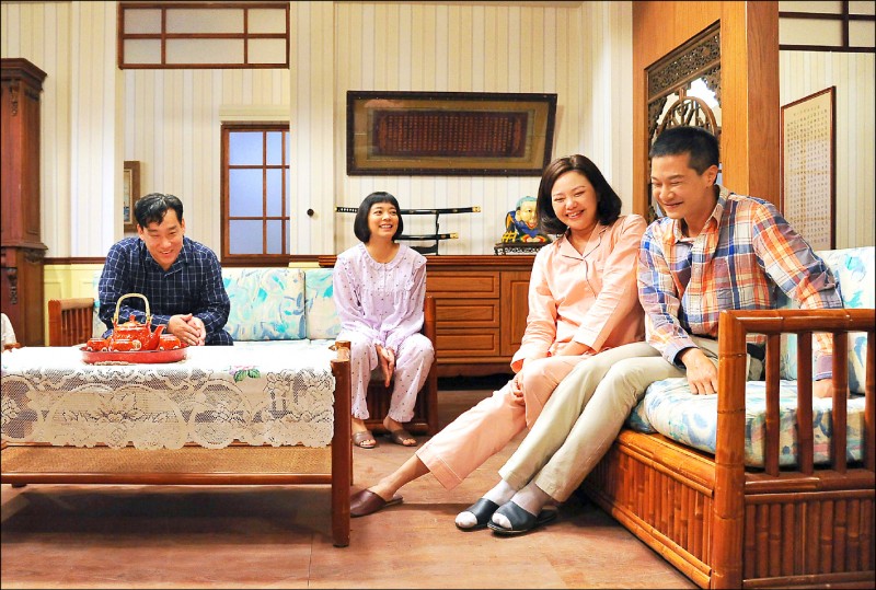 林嘉俐（右二）在《生生世世》中和阿龐（左起）、林雨宣、薛仕凌是一家人。（台視提供）