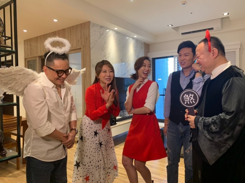 謝沅瑾（右）和詹惟中（左）前往湯鎮瑋（右2）家中踢館，檢視居家風水。（緯來提供）