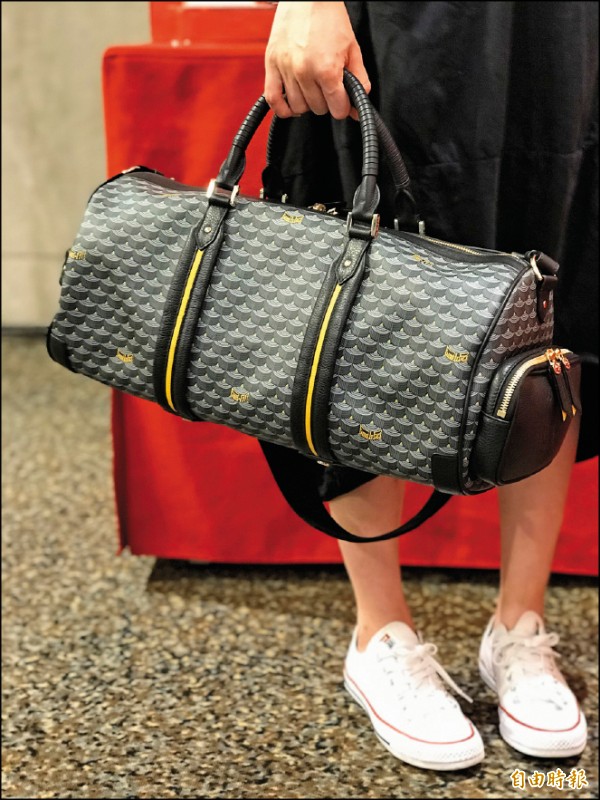 新光三越「超級卡利High」名品單櫃滿10,000元送500元電子贈品禮券。圖為Fauré Le Page Dream bag43，54,600元。（記者凃盈如攝）