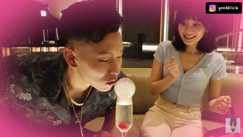 瘦子（左）將飲品親破再獻給愛莉莎莎（右）。（翻攝自YouTube）