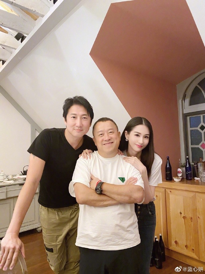 藍心妍（右）與洪天明（左）至曾志偉（中）直播頻道站台。（翻攝自微博）