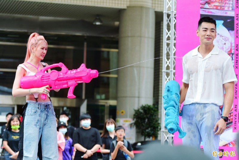 安心亞（左）妝被噴花，火大拿水槍猛噴禾浩辰。（記者王文麟攝）