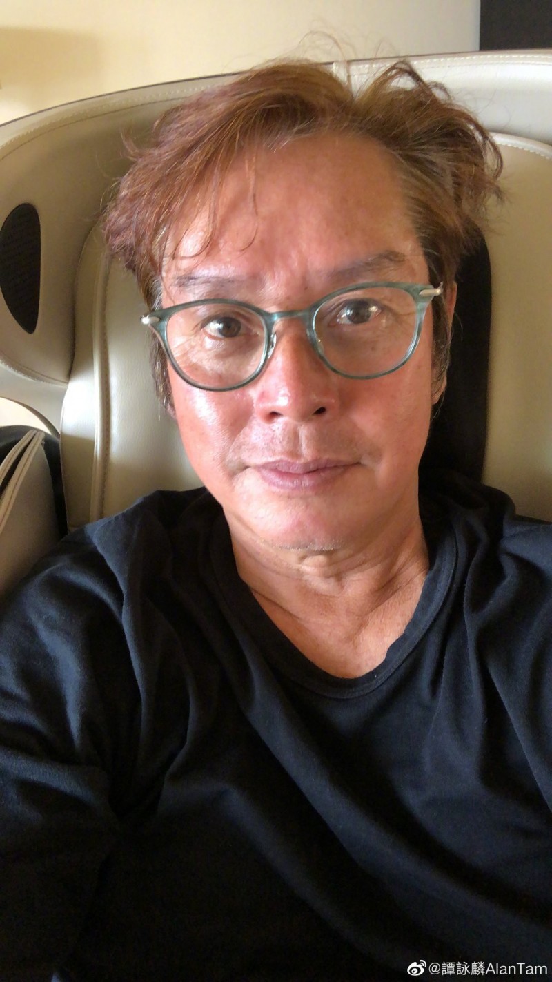 譚詠麟喝完水馬上回到原樣，被懷疑健康出狀況。（翻攝自微博）