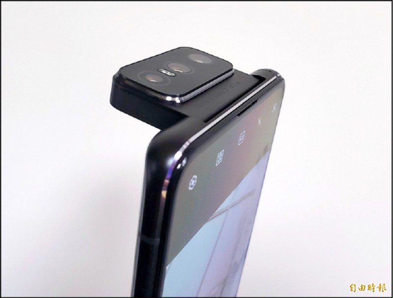 華碩ZenFone 7系列，可一鍵自動翻轉三鏡頭，亦或自訂翻轉。
（記者吳佩樺攝）