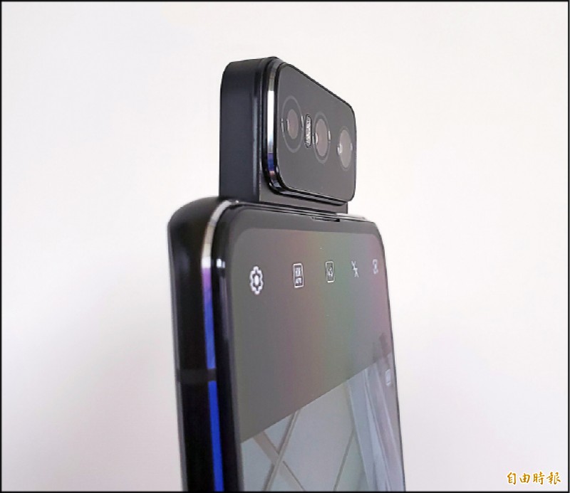 華碩ZenFone 7系列，前後相機共用一組三鏡頭。
（記者吳佩樺攝）